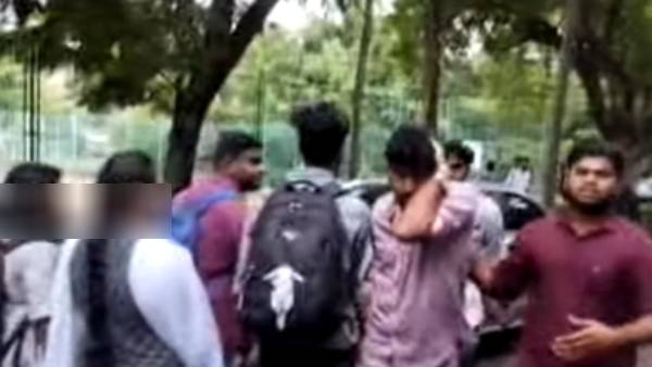 பட பாணியில்..