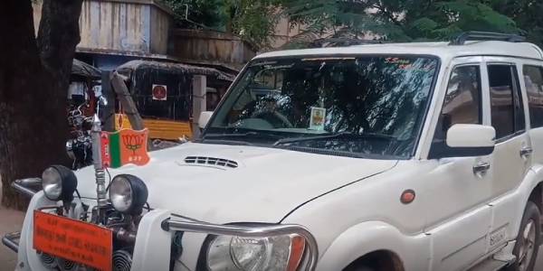 பாஜக கொடியுடன் வந்த கார்