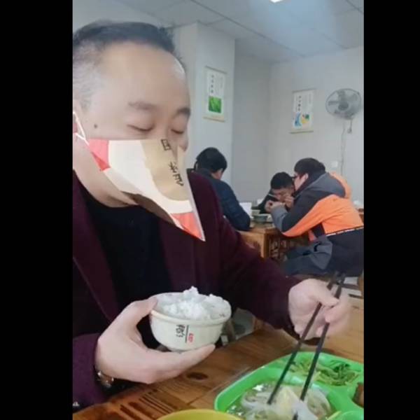 மாஸ்க்கை கழற்றாமல் சாப்பிட முடியுமா