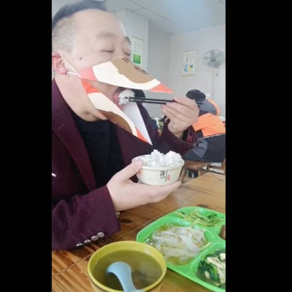 கொக்கின் வாய் போன்ற வடிவத்தில்