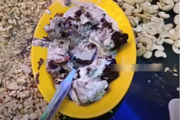 ஆசையாக வாங்கிய ஐஸ்க்ரீம்..