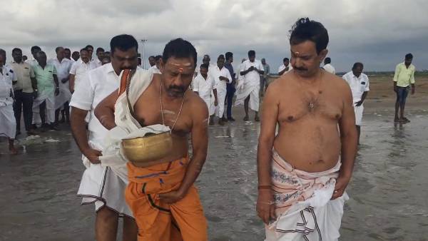 திதி கொடுத்த ஈபிஎஸ் அணி மாஜி 