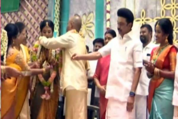 ஆளுநர் ஆட்டிப்படைக்கும் ஆட்சி 