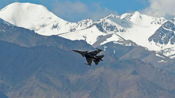  சீறிப்பாயும் போர் விமானங்கள் 