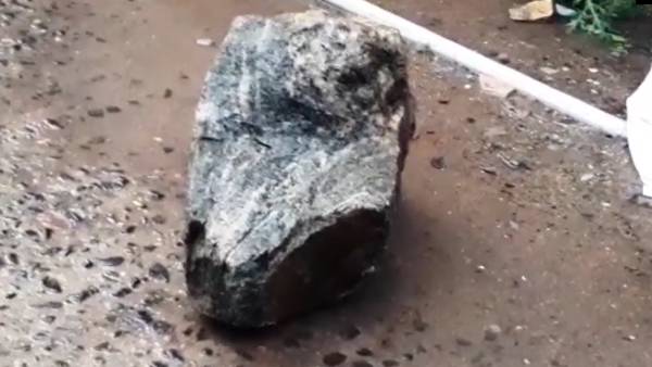 Heavy Rain in Dindigul- Stone fell from Rock Fort 