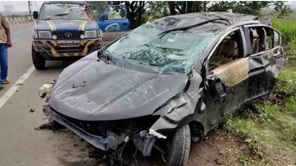 தடுப்புச்சுவரில் மோதி விபத்து தடுப்புச்சுவரில் மோதி விபத்து