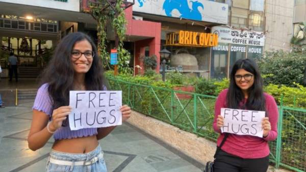 ‛FREE HUGS’ பேனர் 