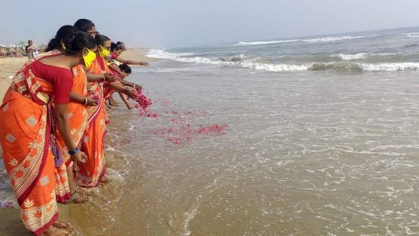 Tsunami 18th anniversary in Tamil Nadu tearful tribute at sea 