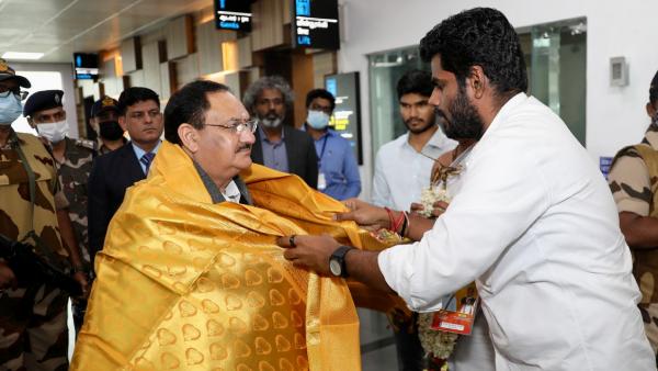 உலகமே பாராட்டுகிறது 