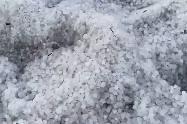 பனிக்கட்டிகள் போர்வை போர்த்தியது போல 