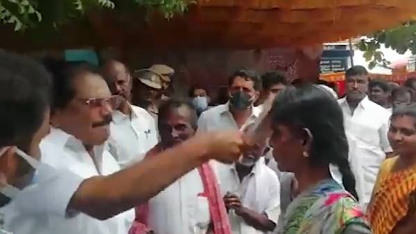 பெண்ணை தலையில் தட்டிய அமைச்சர்