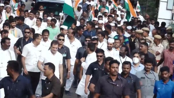 விமர்சனங்களுக்கு குறைவில்லாத யாத்திரை விமர்சனங்களுக்கு குறைவில்லாத யாத்திரை