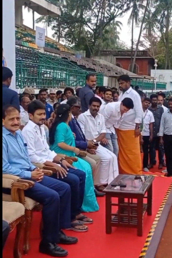  மேடையில் இடம் 