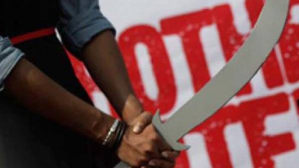  தலையை சீவினர்