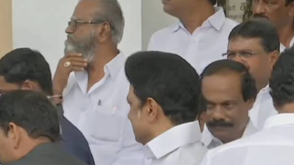 நெருங்கிய மர்ம நபர் நெருங்கிய மர்ம நபர்