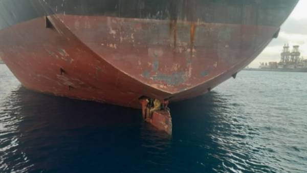  கால்களுக்கு கீழே கடல் 