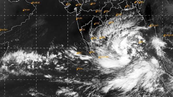 சூறாவளி காற்று வீசும் 