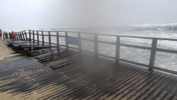 மெரினா மரப்பாதை சேதம் 