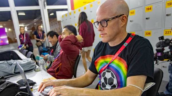 டீசர்ட்டில் வானவில் கொடி டீசர்ட்டில் வானவில் கொடி