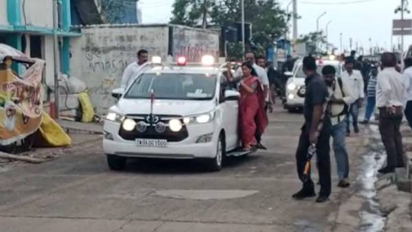 மேயர் பிரியா 