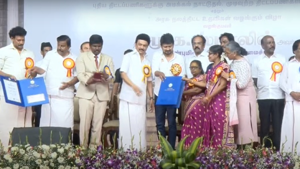 மனுவை வாங்கினார் 