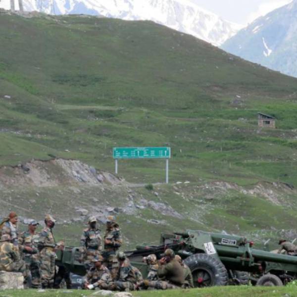  பனிமலையில் பயங்கர மோதல் 