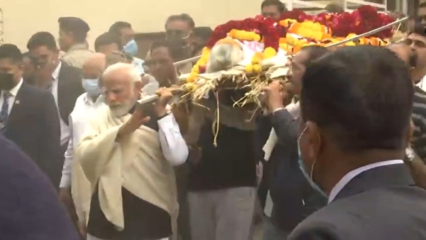  தாயின் உடலை சுமந்த பிரதமர் மோடி