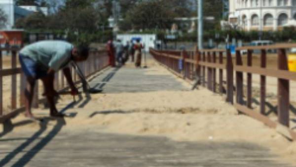 மரப்பாலம் முழுவதும் மணல் மரப்பாலம் முழுவதும் மணல்