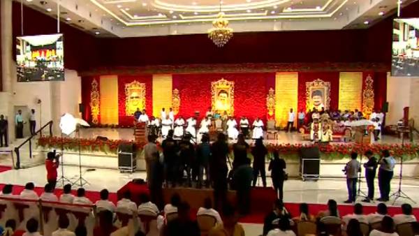 பள்ளியில் ஒதுக்கி வைத்த கொடூரம் பள்ளியில் ஒதுக்கி வைத்த கொடூரம்