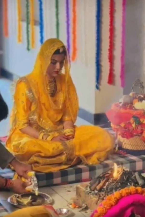 பட்டதாரி இளம்பெண் பட்டதாரி இளம்பெண்