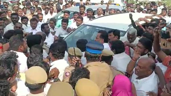 DMK and AIADMK Cadres clash in Karur vice chairman election 