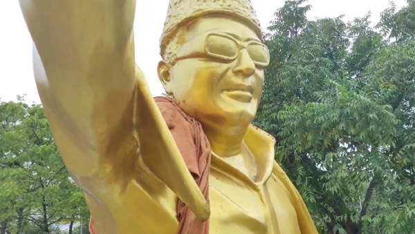  எம்ஜிஆர் சிலை 