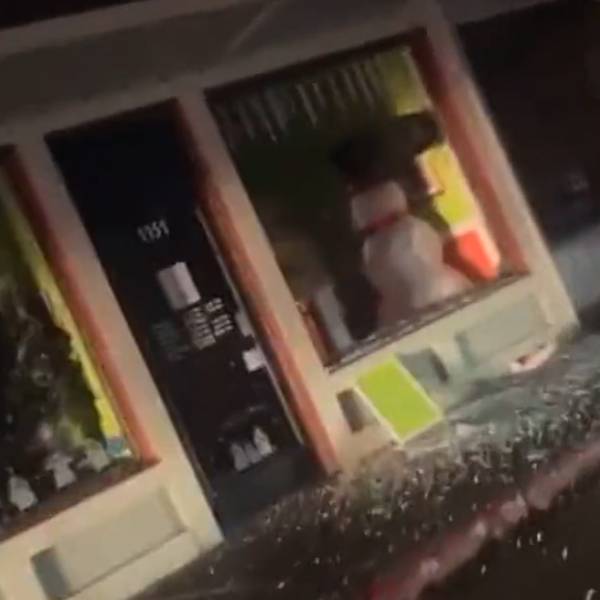 கண்ணாடிகள் உடைந்தன 