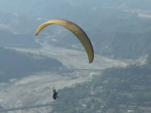 எமனாக மாறிய 'பாராகிளைடிங்' 