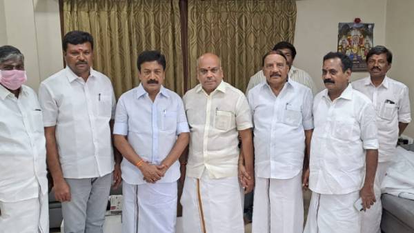அதிமுகவில் அமமுக நிர்வாகிகள் அதிமுகவில் அமமுக நிர்வாகிகள்