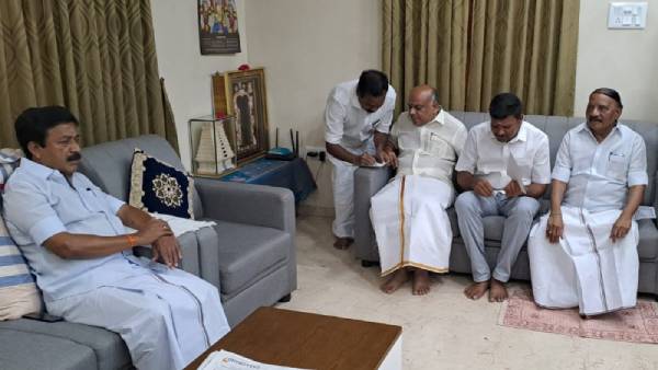 குடும்பத்தில் ஒன்றிணையட்டும் குடும்பத்தில் ஒன்றிணையட்டும்