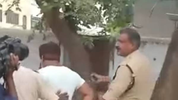 விரட்டி விரட்டி செருப்படி - போக்சோ விரட்டி விரட்டி செருப்படி - போக்சோ