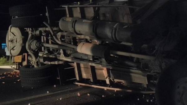 Government bus and Vegetable load lorry collided each other in Chengam 