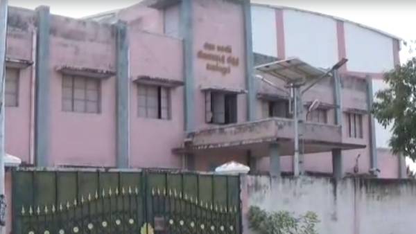 மாணவிகள் புகார் 