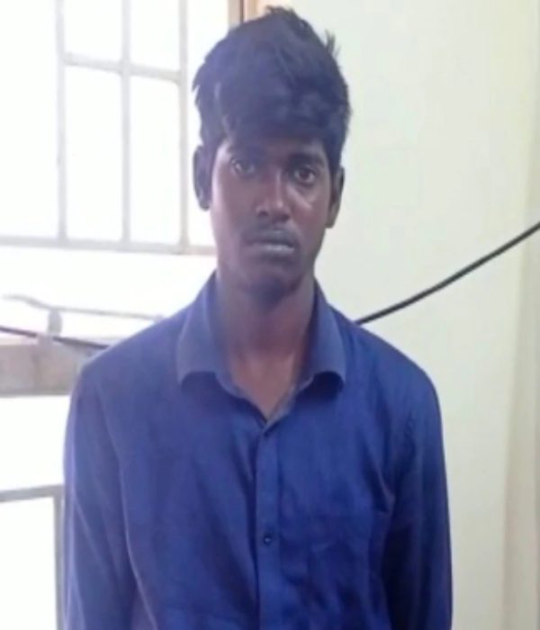 காலை பிடித்தனர் காலை பிடித்தனர்