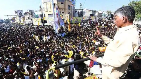 கால்வாய்க்குள் விழுந்தனர் 