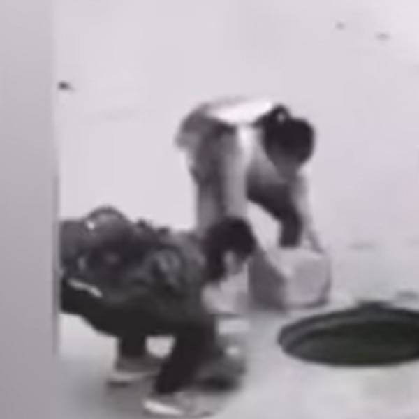 சாலையில் இருந்த புதைக்குழி 