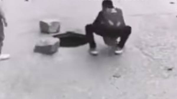 கற்களை எடுத்து வைத்த சிறார்கள் 