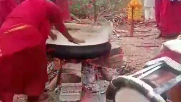 நகை பணம் கொண்டு பூஜை 