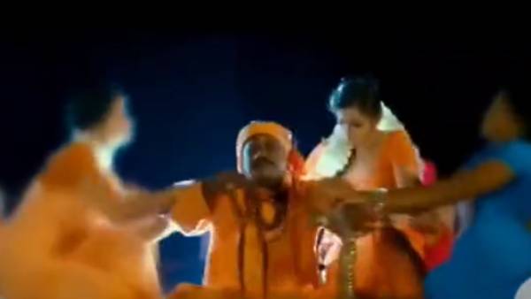  காவியில் கவர்ச்சி 