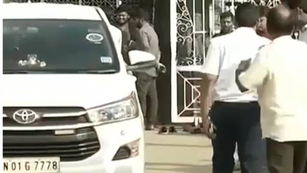  காலில் செருப்பு