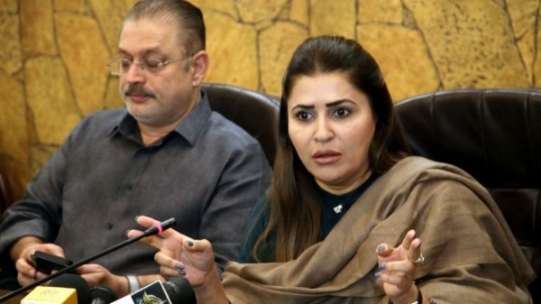 அந்தர் பல்டி அடித்த பெண் அமைச்சர் அந்தர் பல்டி அடித்த பெண் அமைச்சர்