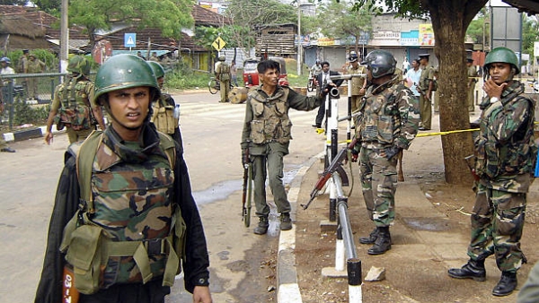 பயந்து ஓடும் வீரர்கள் 