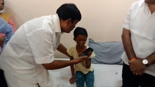 சிறுமியிடம் விசாரித்த முதல்வர் 