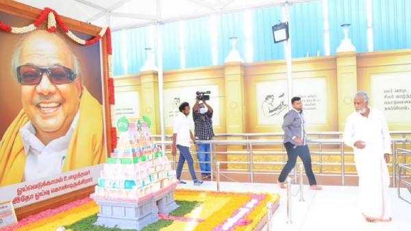 கருணாநிதி சமாதியில் கோயில்